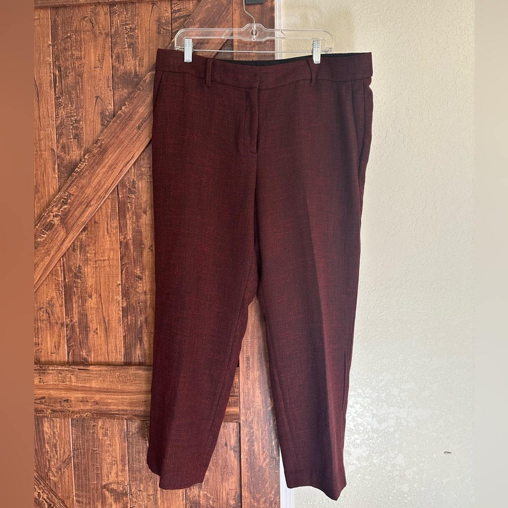 Ann Taylor Women burgundy with black accent Pants. Front and back pockets.